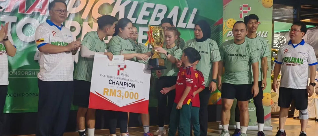 Team SUK with the champion trophy and RM3,000 board